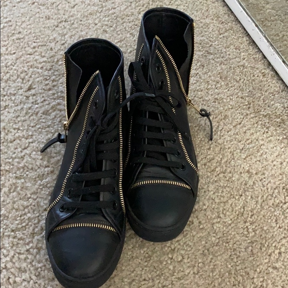 Louis Vuitton Sneaker - Picture 1 of 5